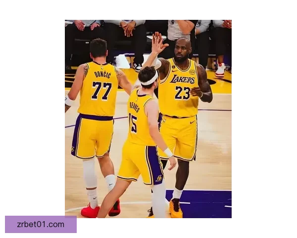 詹姆斯愿降薪留队助湖人解决里夫斯续约 三巨头迎新蜕变